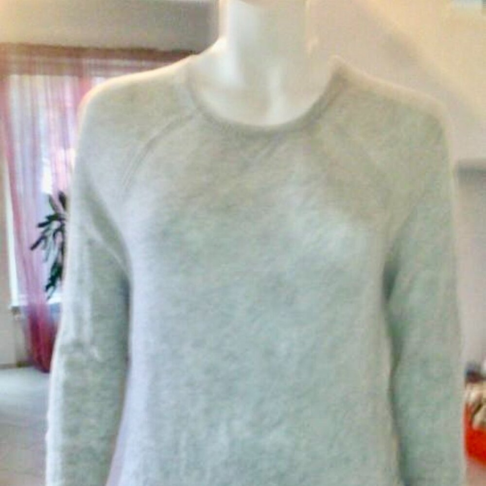 NWT BCBGMaxAzria 100% Cashmere Crew Neck sweater, light gray, size S-M